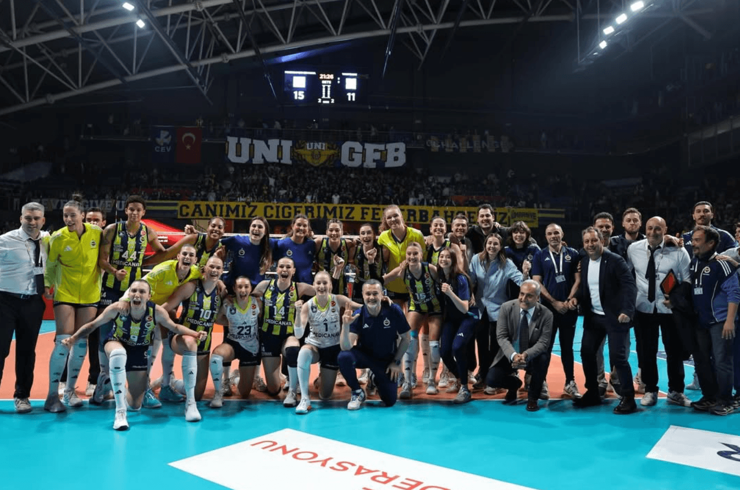 Fenerbahçe Medicana’dan Hayati Galibiyet: Şampiyonluk Serisi Son Maça Uzadı