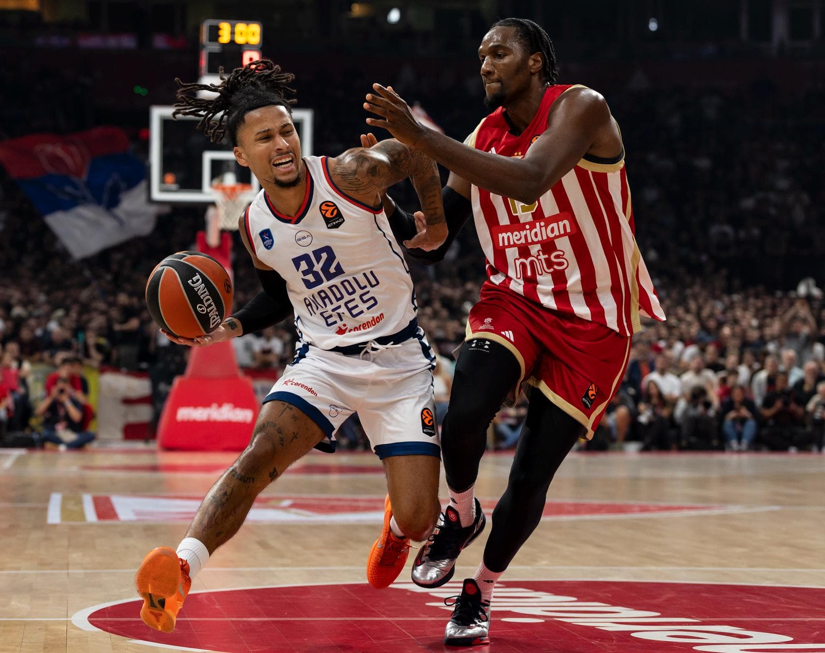 Anadolu Efes Belgrad'da Kızılyıldız'a 77-72 yenildi, Mike James 7-9 ay yok