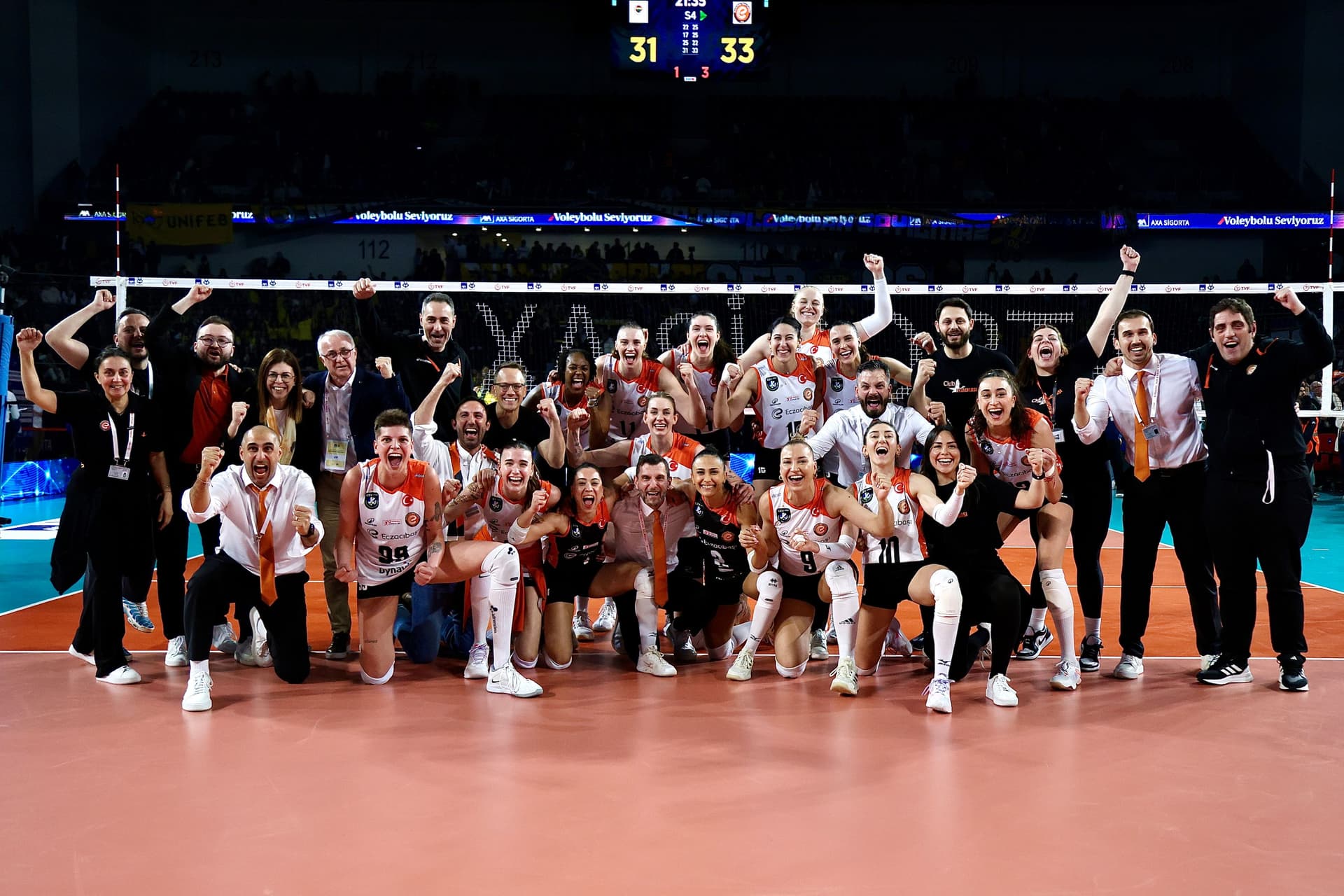 ECZACIBAŞI DYNAVİT, AXA SİGORTA KUPA VOLEY’DE FİNALDE!