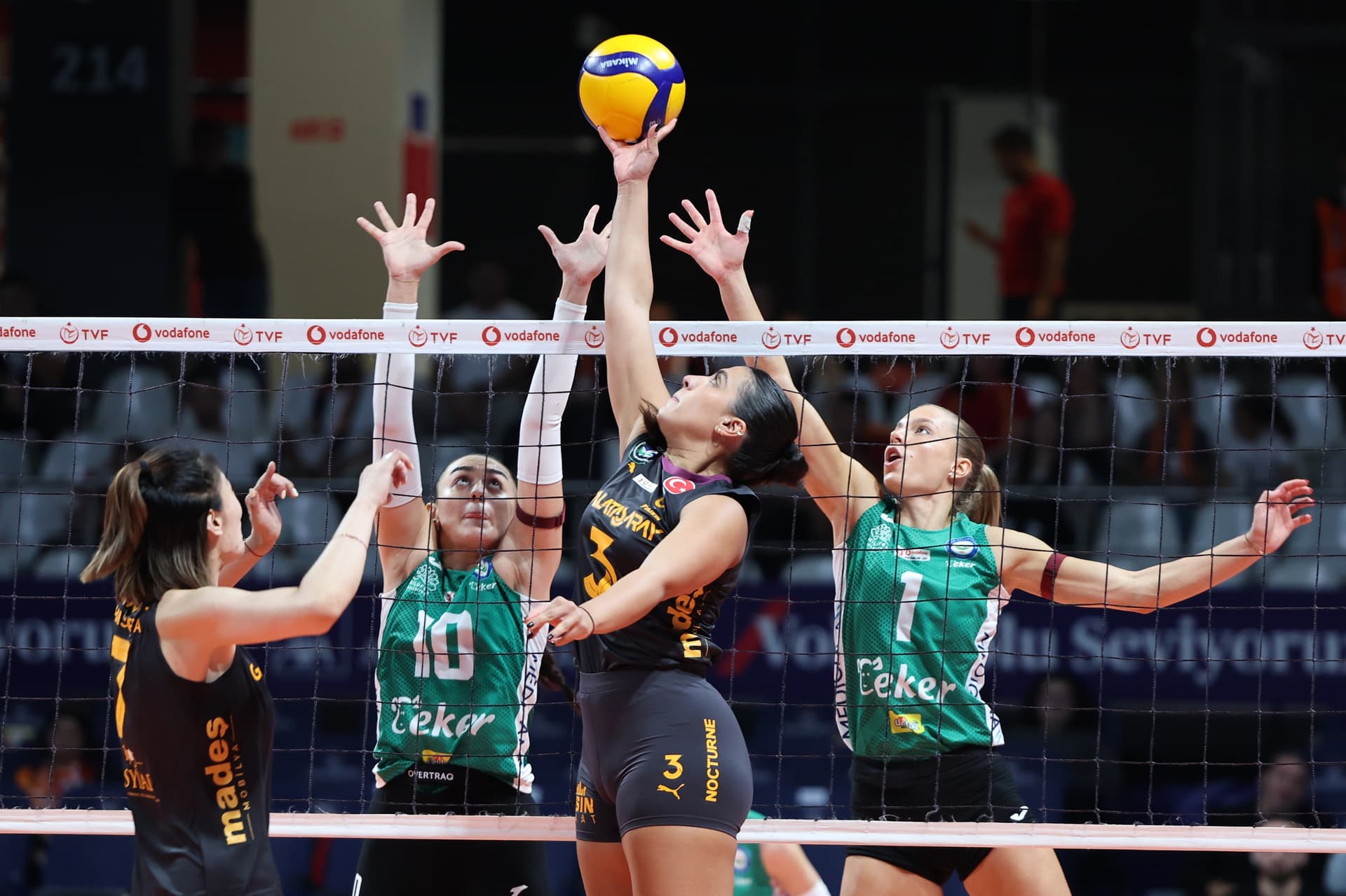 Galatasaray Daikin, Nilüfer Belediyespor Eker'i 3-1 mağlup etti