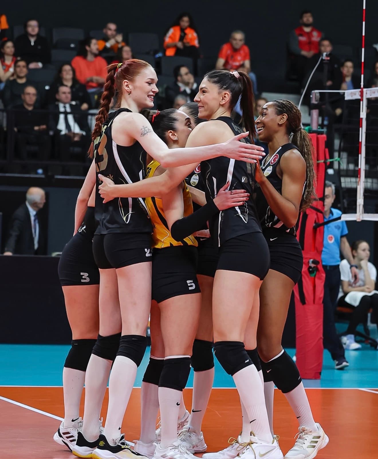 VakıfBank, Yarı Final Serisinde Öne Geçti