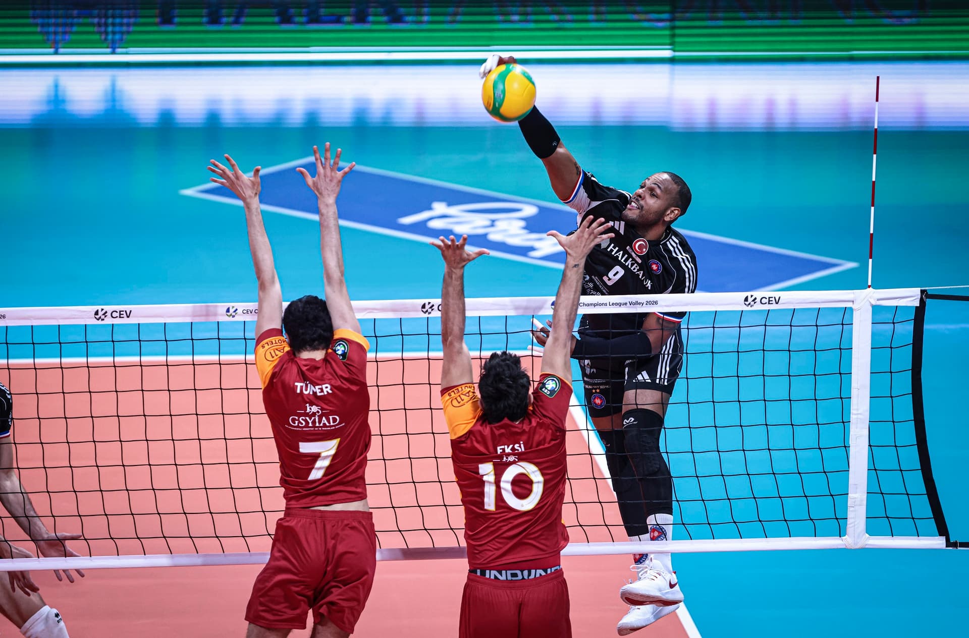 CEV Şampiyonlar Ligi’nde Türk Derbisinde Kazanan Halkbank