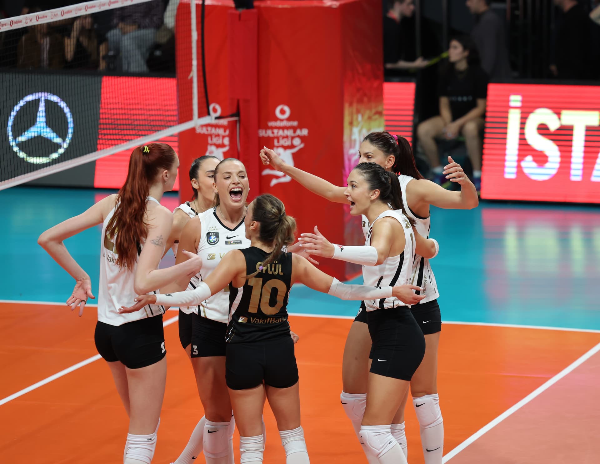 VakıfBank'tan Galatasaray Daikin karşısında net galibiyet