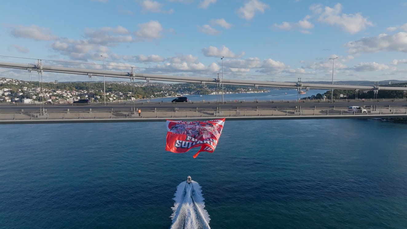 3 Kupa, 1 Şampiyon: Türk Voleybolunun Şampiyonlukları İstanbul’un Köprülerinde Dalgalanıyor