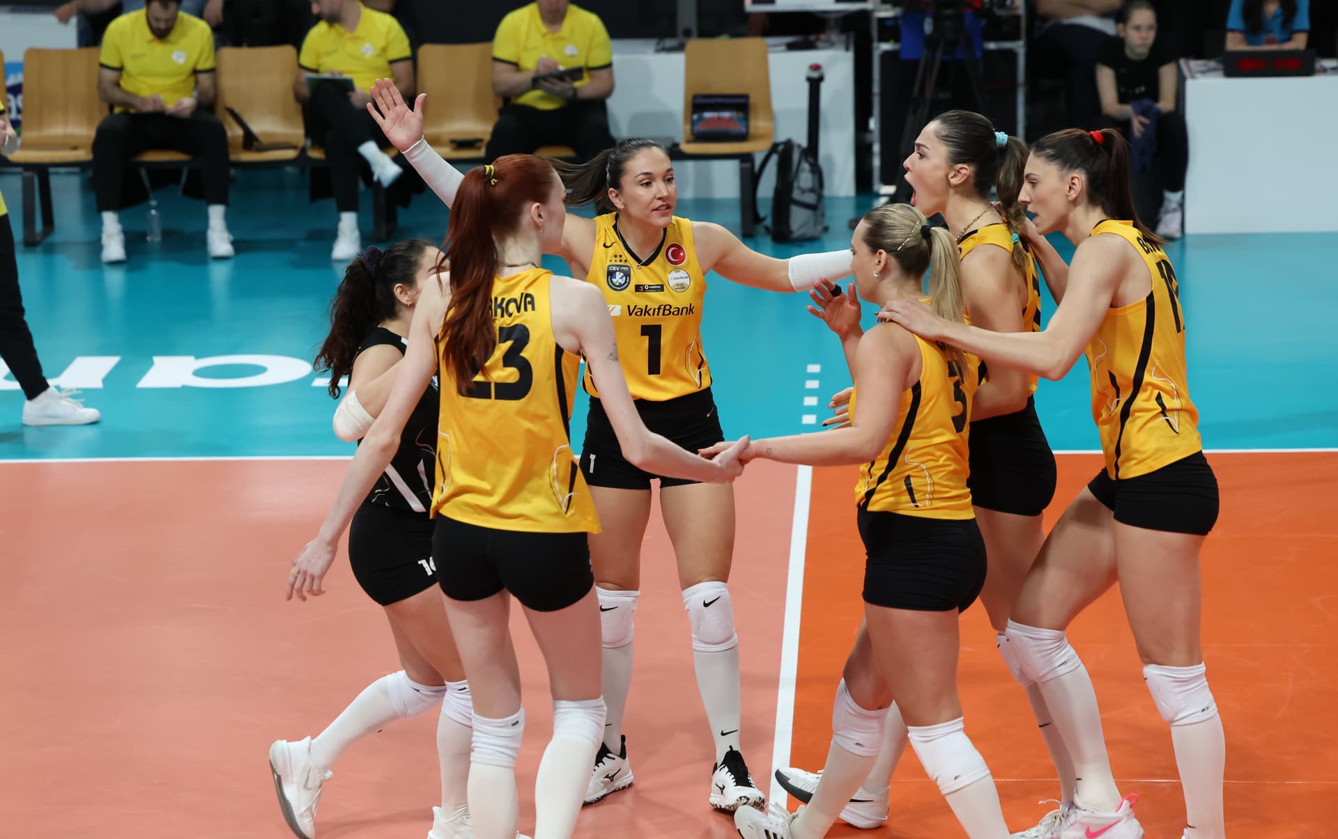 VakıfBank, CEV Şampiyonlar Ligi’nde Dörtte Dört Yaptı.